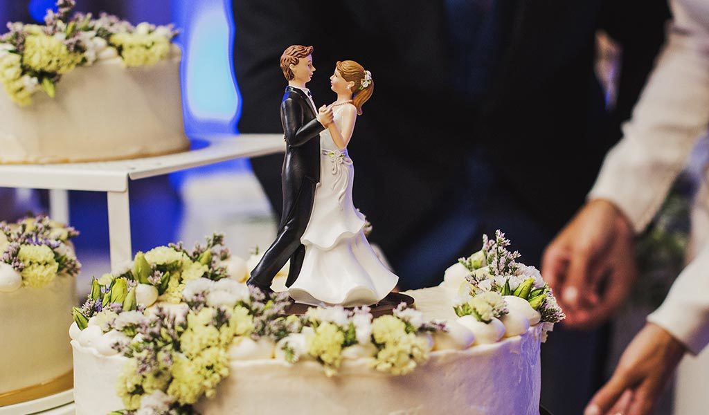11 Wedding Cake Tips - The Ins and Outs of Ordering Your Wedding Cake