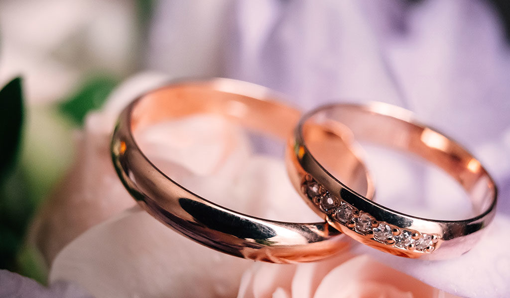 Nhẫn cưới màu hồng vàng (Rose Gold Wedding Rings) Nhẫn cưới màu hồng vàng - sự kết hợp giữa sự sang trọng và tình yêu chân thành. Hãy xem hình ảnh liên quan để trải nghiệm cảm giác thăng hoa khi lựa chọn chiếc nhẫn đặc biệt cho người yêu của bạn.