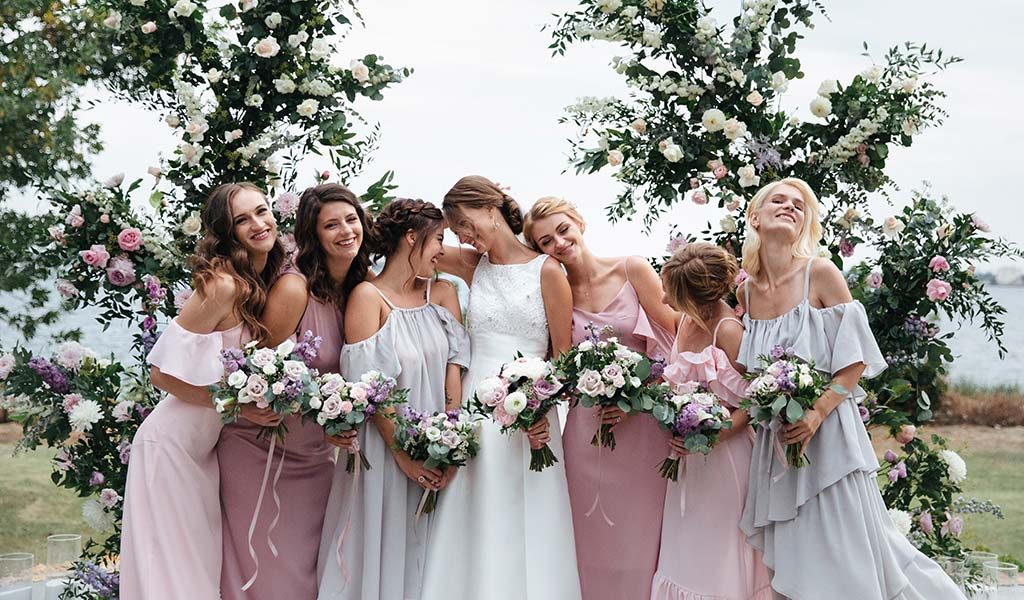 How to Pose Bridesmaids for Wedding Photos